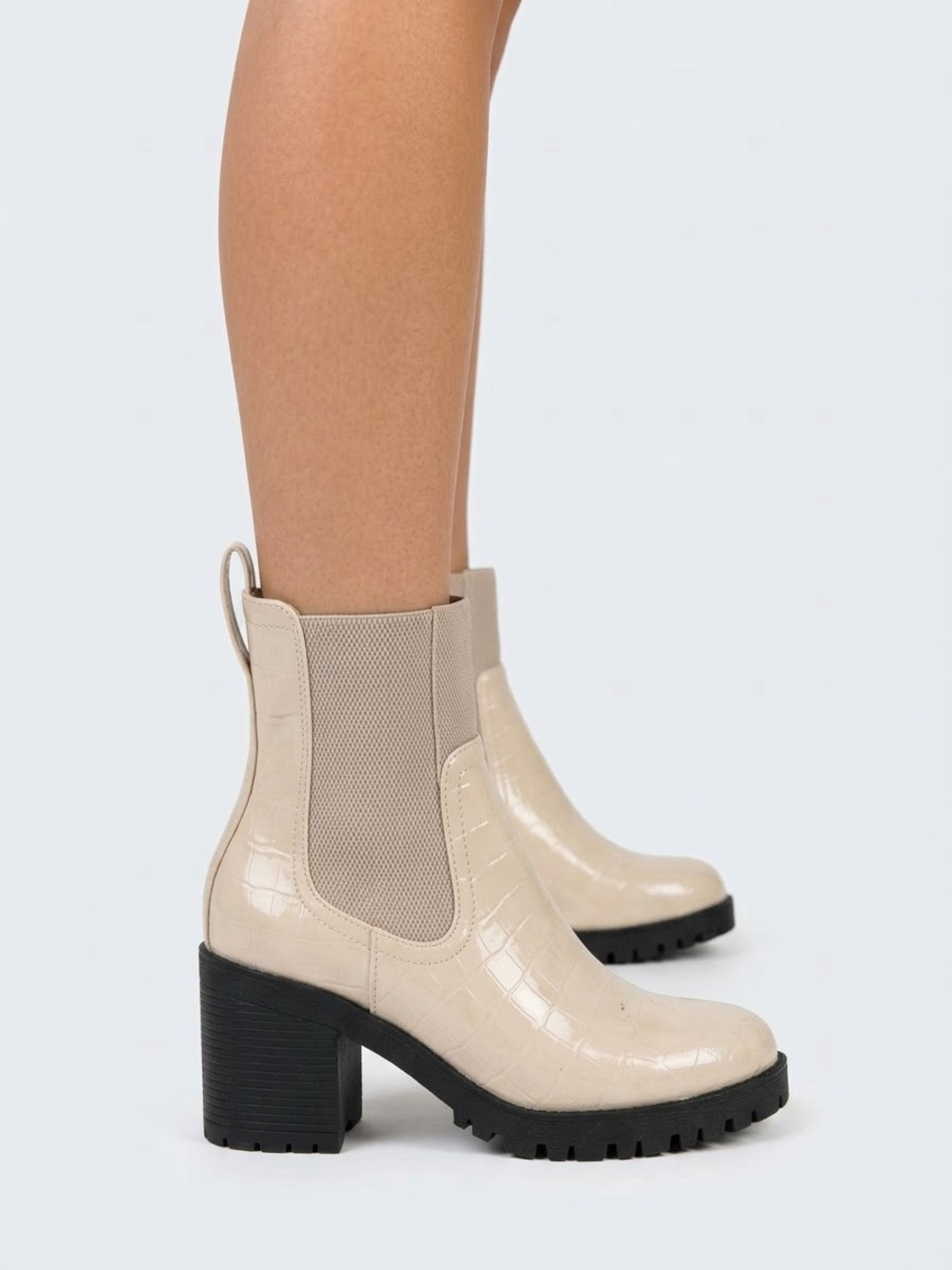 NWOB ivory coconuts Matisse with alligator boots size 8
